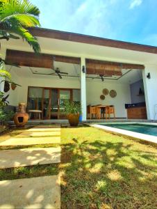a house with a swimming pool in the yard at Bingin Pura Vida Villas in Uluwatu +40 photos