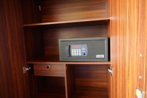 eine kleine Mikrowelle in einem Schrank in einem Zimmer in der Unterkunft Golden Beach Hotel & Restaurant in Trincomalee
