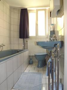 バンベルクにあるFerienwohnungen Sonnenblumenhausの洗面台、浴槽、トイレを備えたバスルーム
