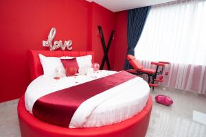 Postel nebo postele na pokoji v ubytování The Eros Hotel