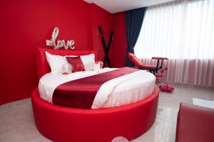 Postel nebo postele na pokoji v ubytování The Eros Hotel