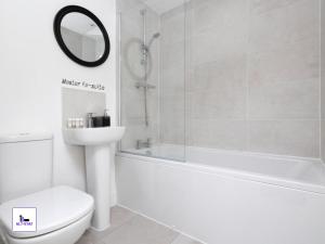 a bathroom with a tub and a toilet and a sink at Copper Beech by Alt-Stay - 2 Bed En Suite Contractor, Corporate & Relocation Accommodation near LBA with EV Plug, Parking, King Bed, Workspace, Kitchen, Smart TV and Wi Fi - Long Stay Ready with Weekly and Monthly Rates in Horsforth