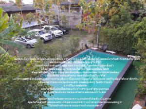 a picture of two cars parked in a yard at Kwan Eng Homestay in Phayao