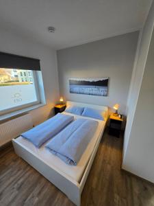 Postel nebo postele na pokoji v ubytování Pension GP3, Zimmer mit Kochnische und Duschbad vor den Toren Berlins