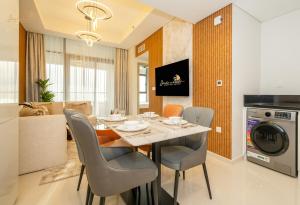 TV a/nebo společenská místnost v ubytování Panorama Sea & Sunset View 2 BHK