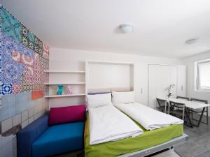 En eller flere senge i et værelse på Stay COOPER l Guesthouse 37