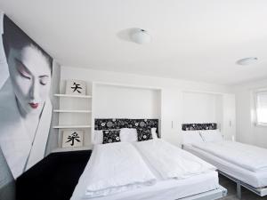 Dormitorio con 2 camas y póster de una mujer en Stay COOPER l Guesthouse 37, en Bolzano