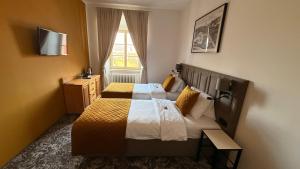Postel nebo postele na pokoji v ubytování Hotel Tynec + 37 fotografií