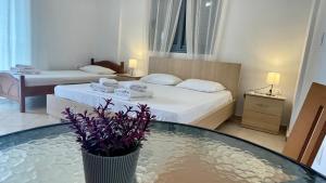 Postel nebo postele na pokoji v ubytování Tasos Rooms