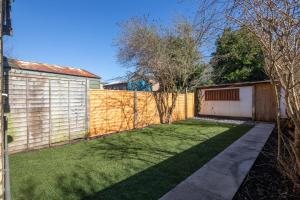 Κήπος έξω από το Stylish 3-Bed Home in the Heart of the Cambridge +39 φωτογραφίες