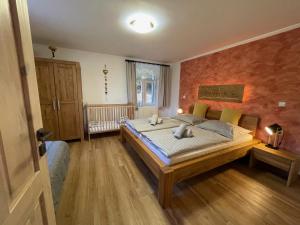 Postel nebo postele na pokoji v ubytování Apartmány HÁJOVNA Lipno