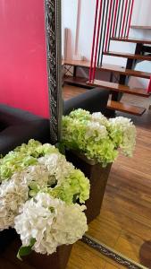 two baskets of flowers in front of a mirror at April Fair Duplex Apartment Guagnzhou South Railway Station Min Jie Branch in Guangzhou