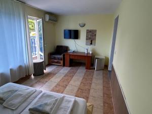 TV a/nebo společenská místnost v ubytování Hotel North