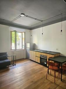 Una sala de estar con cocina y una mesa. en Maison Moni, en Vasto