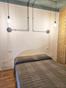 1 dormitorio con cama y luces colgando del techo en Maison Moni, en Vasto 36 fotos más