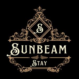 PrayagrajにあるSunbeam Stayの太陽光の照り付けの印が付いた金のロゴ