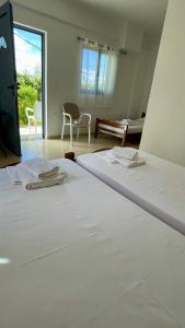 TV a/nebo společenská místnost v ubytování Tasos Rooms