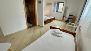 Postel nebo postele na pokoji v ubytování Tasos Rooms + 37 fotografií