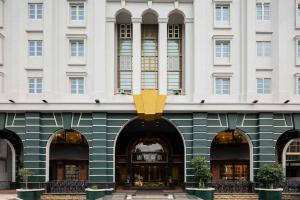 een gebouw met een gouden pijl aan de voorkant bij Kindness Hotel - Taitung Branch in Taitung