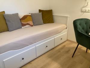 Posezení v ubytování Landhaus Bender Ferienwohnung mit Terrasse und Garten