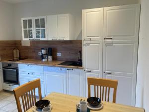 Kuchyň nebo kuchyňský kout v ubytování Landhaus Bender Ferienwohnung mit Terrasse und Garten