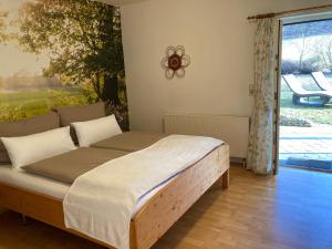 Postel nebo postele na pokoji v ubytování Landhaus Bender Ferienwohnung mit Terrasse und Garten