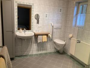 Koupelna v ubytování Landhaus Bender Ferienwohnung mit Terrasse und Garten