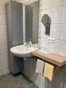 Koupelna v ubytování Landhaus Bender Ferienwohnung mit Terrasse und Garten