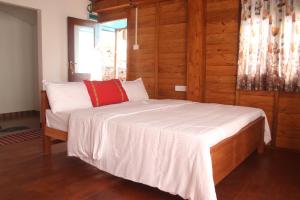 Postel nebo postele na pokoji v ubytování Anuraa Cottages