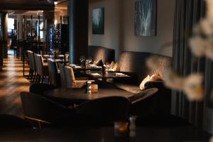 ein Restaurant mit Tischen und Stühlen und einem Kamin in der Unterkunft Son Spa in Son + 19 Fotos