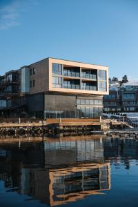 ein Gebäude neben einem Wasserkörper in der Unterkunft Son Spa in Son