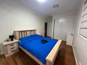 Ένα ή περισσότερα κρεβάτια σε δωμάτιο στο 8 Blue Room