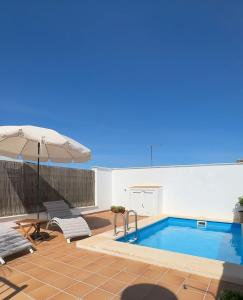 Bazén v ubytování Apartamentos Molino Almona HC nebo v jeho okolí