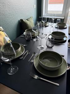 einen Tisch mit Tellern und Weingläsern darauf in der Unterkunft Apartment 3 Eilenriede in Hannover + 5 Fotos