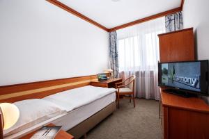 Postel nebo postele na pokoji v ubytování Harmony Club Hotel