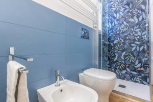 A bathroom at CaseOspitali - Daimò, delizioso bilocale Fiera perfetto per 5 Még 37 kép