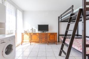 Μια τηλεόραση ή/και κέντρο ψυχαγωγίας στο Studio Clim proche plage et parking