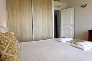 Postel nebo postele na pokoji v ubytování Évasion Corse - T2 Vue Mer, Piscine & Plage