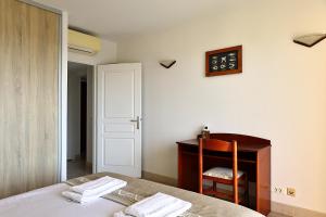 Postel nebo postele na pokoji v ubytování Évasion Corse - T2 Vue Mer, Piscine & Plage