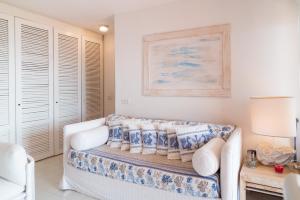 una sala de estar con un sofá y una mesa en Portisco1, en Marina di Portisco