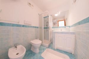 Un baño con inodoro, ducha y lavabo. en Portisco1, en Marina di Portisco 26 fotos más