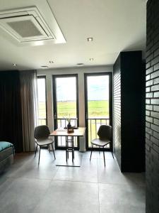 Posezení v ubytování Afslag 5 Texel + 18 fotografií
