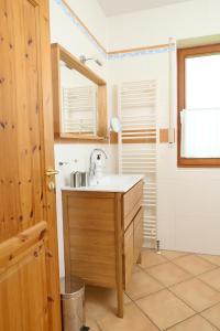 a bathroom with a sink and a shower at BioWeingut & Landhotel Gänz in Hackenheim