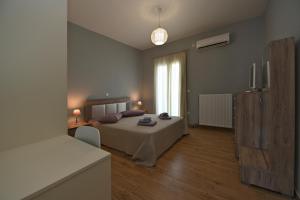 Un dormitorio con una cama y una mesa y una ventana. en Easy Living Tinos, en Vrachonisída Chántra 8 fotos más