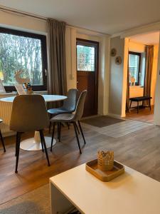 ein Wohnzimmer mit Tisch und Stühlen in der Unterkunft Auszeit am Tönsberg Oerlinghausen Teutoburger Wald in Oerlinghausen