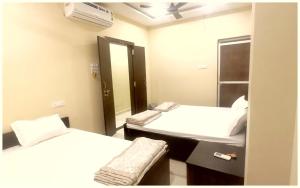 Postel nebo postele na pokoji v ubytování UJJAIN BUDGET HOTEL - R U D R A - S A G A R - Near Mahakal Temple - Railway Station - River - Free Parking and Wi- Fi - Power Backup - Hotel-At-Prime-Location Spacious-Room - BEST HOMESTAY IN UJJAIN