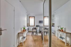 une pièce avec des murs blancs et une table et des chaises dans l'établissement Modern flat 5min parc des Princes -15min Trocadéro, à Boulogne-Billancourt 8 autres photos