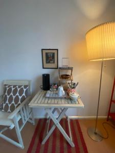 a table with a lamp next to a table with at UrbanHideaway Vorderer Westen in Kassel