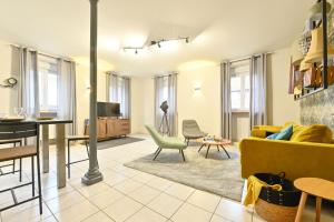 a living room with a couch and a table at Le Repos de l'aventurier in Mommenheim