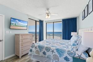 ein Schlafzimmer mit Bett und Blick auf das Meer in der Unterkunft Romar Place Condos in Orange Beach